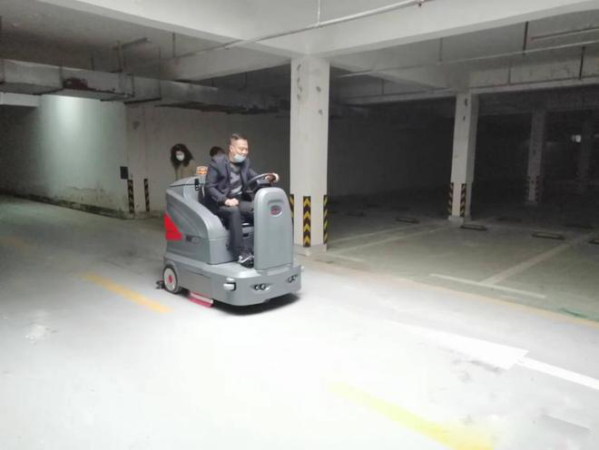 林芝小区物业保洁不用人力改用驾驶式洗地机了